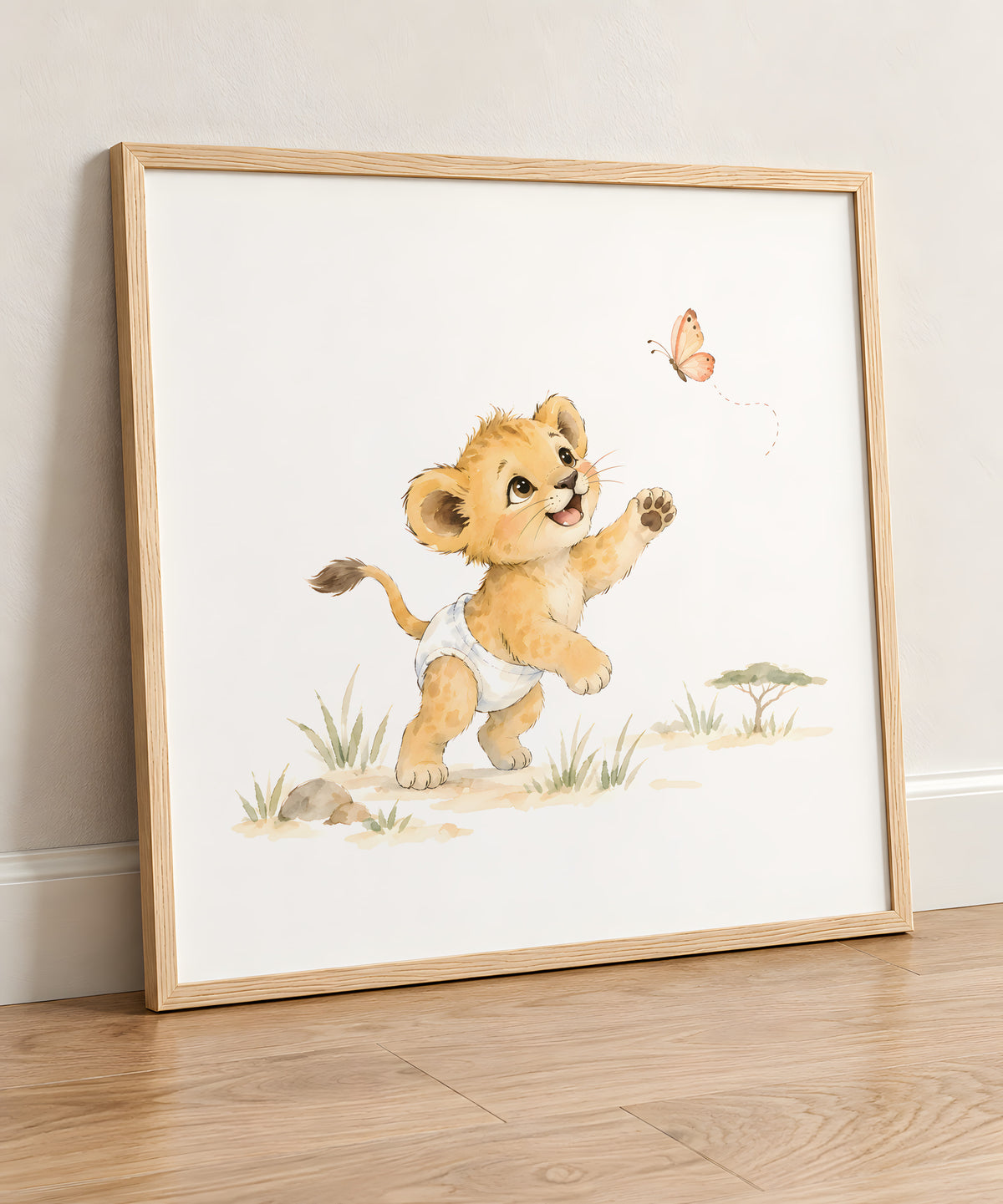 Lionceau en couche blanche tend les pattes vers un papillon : cadre bois clair, 50 × 50 cm, en situation