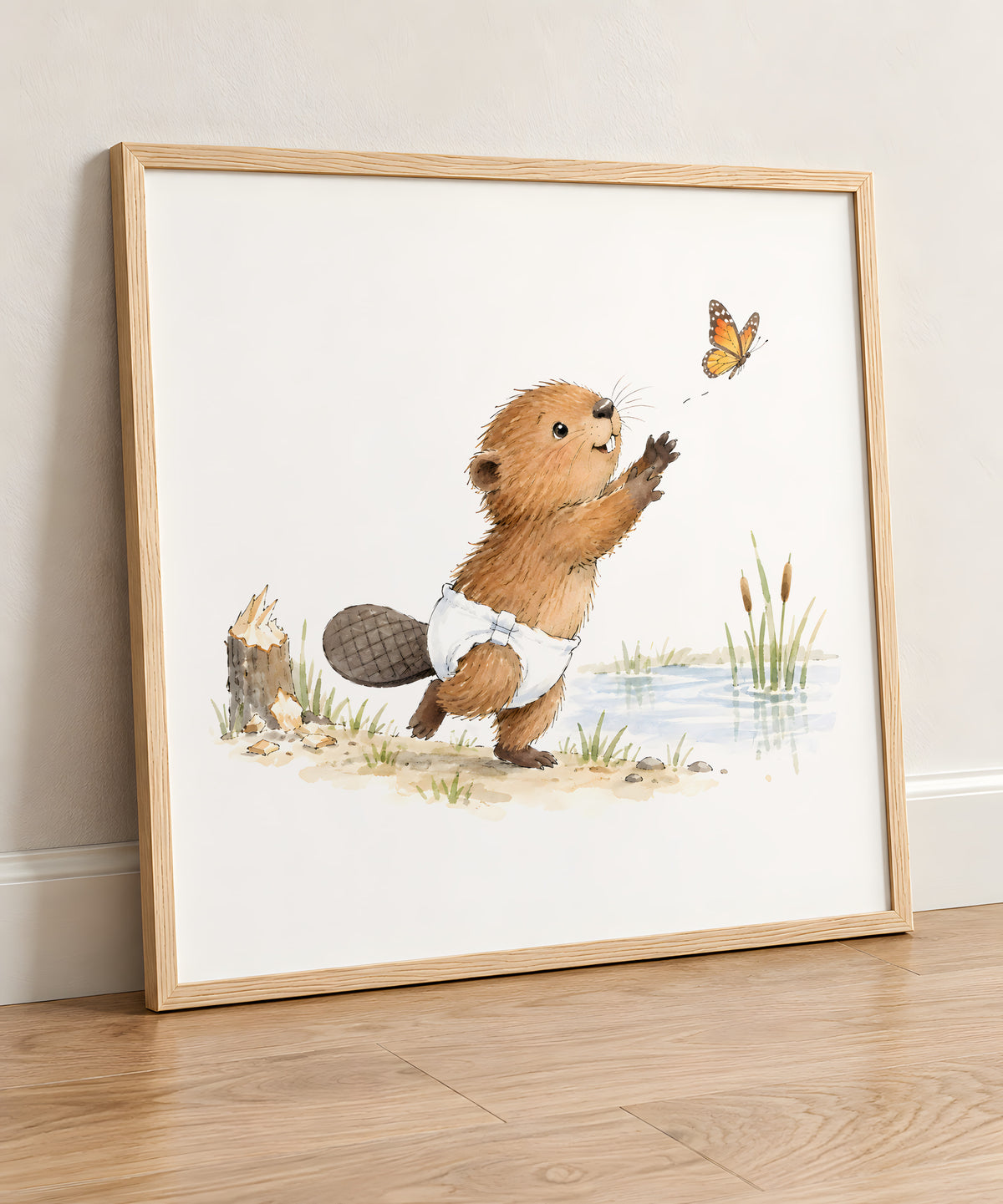 Bébé castor en couche blanche essaie d’attraper un papillon sur la berge : cadre bois clair, 50 × 50 cm, en situation