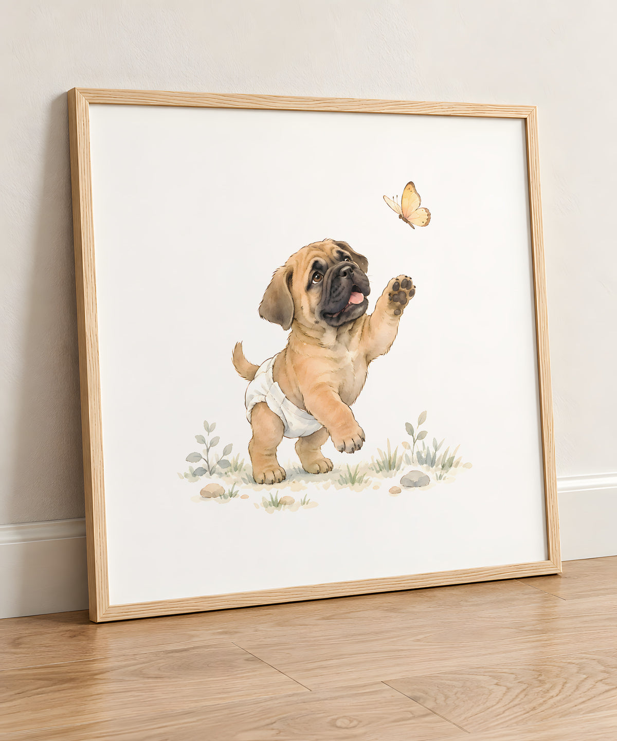 Bébé bullmastiff en couche blanche essaie d’attraper un papillon : cadre bois clair, 50 × 50 cm, en situation