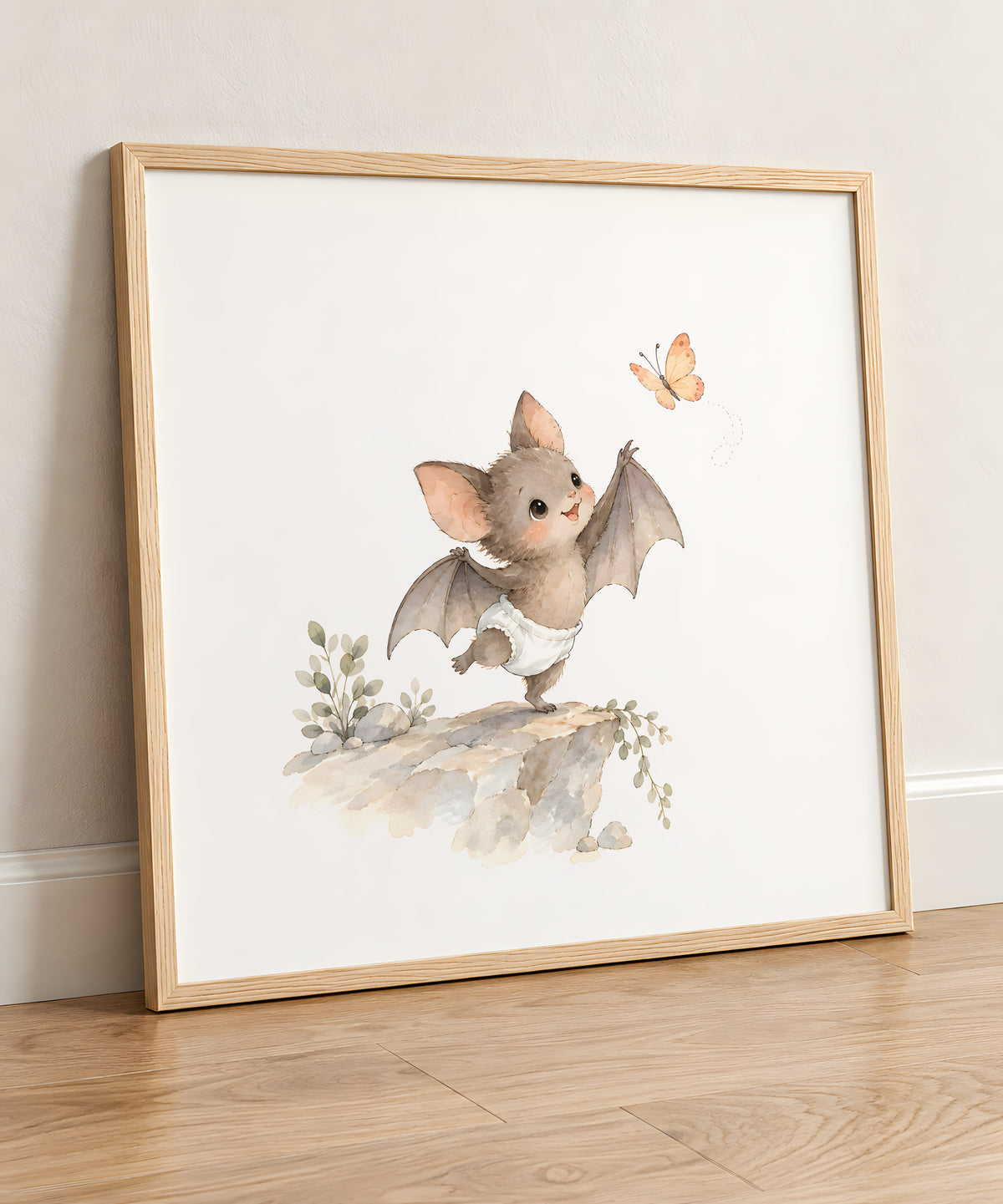 Bébé chauve-souris en couche blanche à la poursuite d'un papillon : cadre bois clair, 50 × 50 cm, en situation