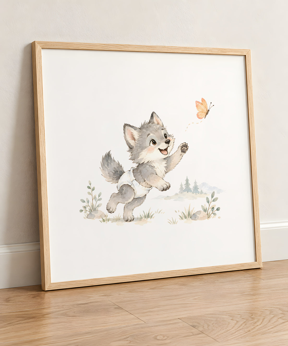 Louveteau en couche blanche à la chasse au papillon dans la clairière : cadre bois clair, 50 × 50 cm, en situation