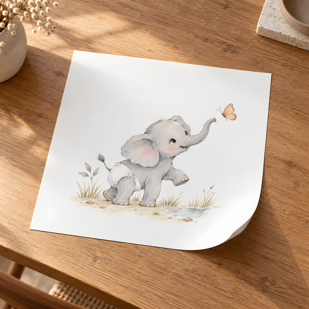 Bébé éléphant en couche blanche tend la trompe vers un papillon : poster seul, 30 × 30 cm, en situation