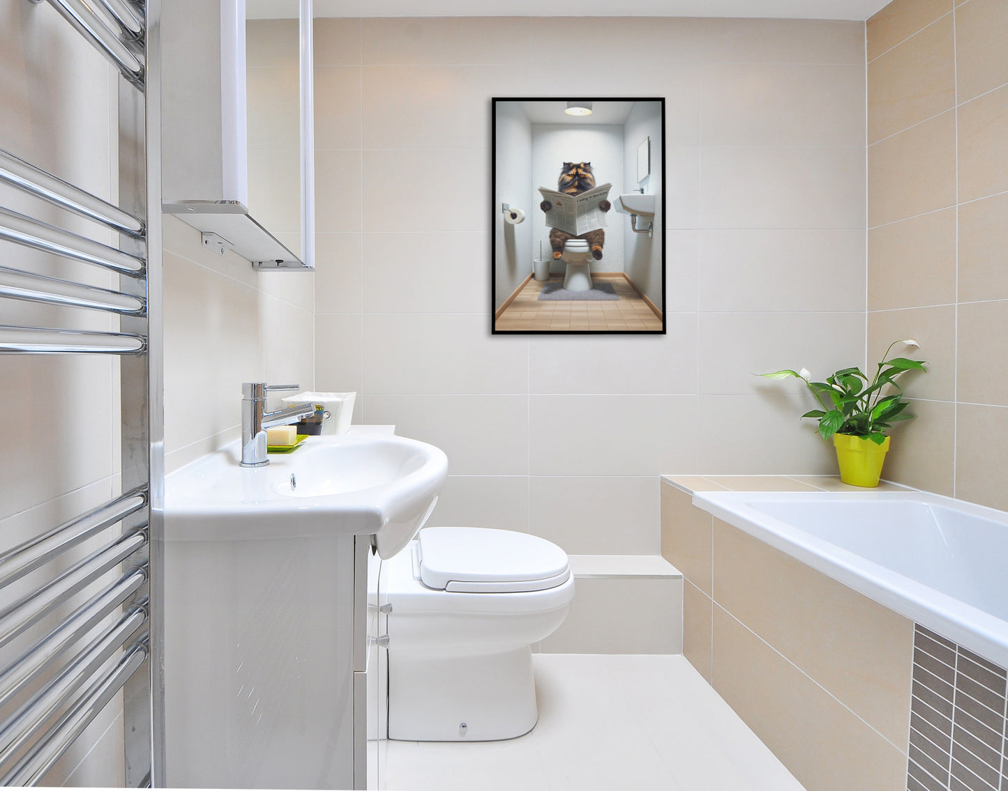 Affiche chat Persan écaille de tortue en cadre noir au-dessus du lavabo, salle de bain avec baignoire