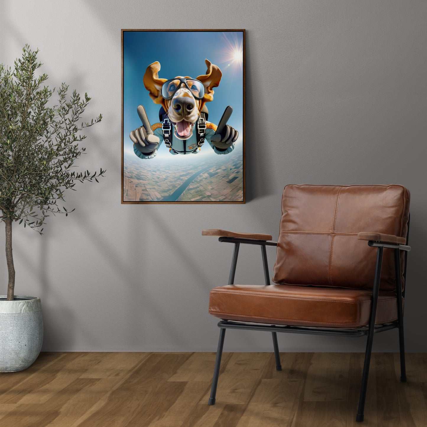 Poster Basset Hound en chute libre en cadre bois foncé sur un mur gris, à côté d'un fauteuil en cuir et d'un olivier