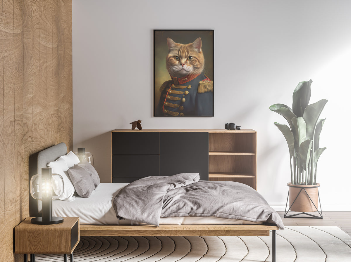 Poster chat roux en uniforme au-dessus d'un lit défait, chambre au mur habillé de bois