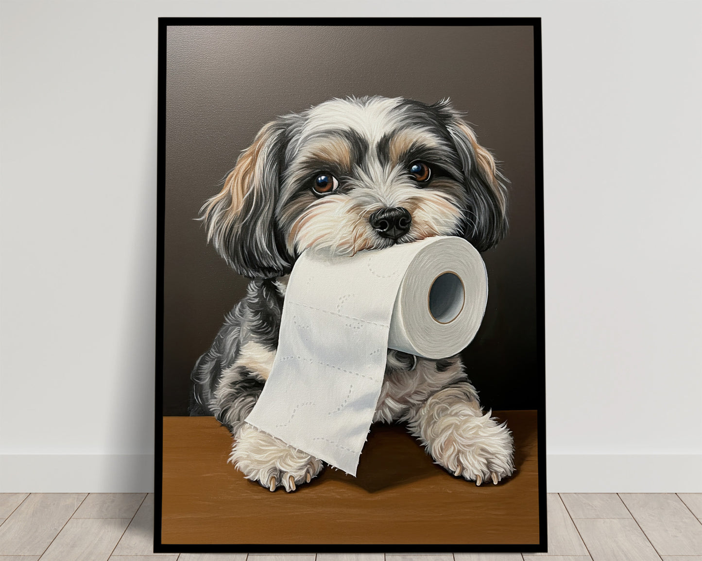 Bichon havanais gris et blanc, pattes sur une table en bois, rouleau de papier toilette dans la gueule, poster humour WC