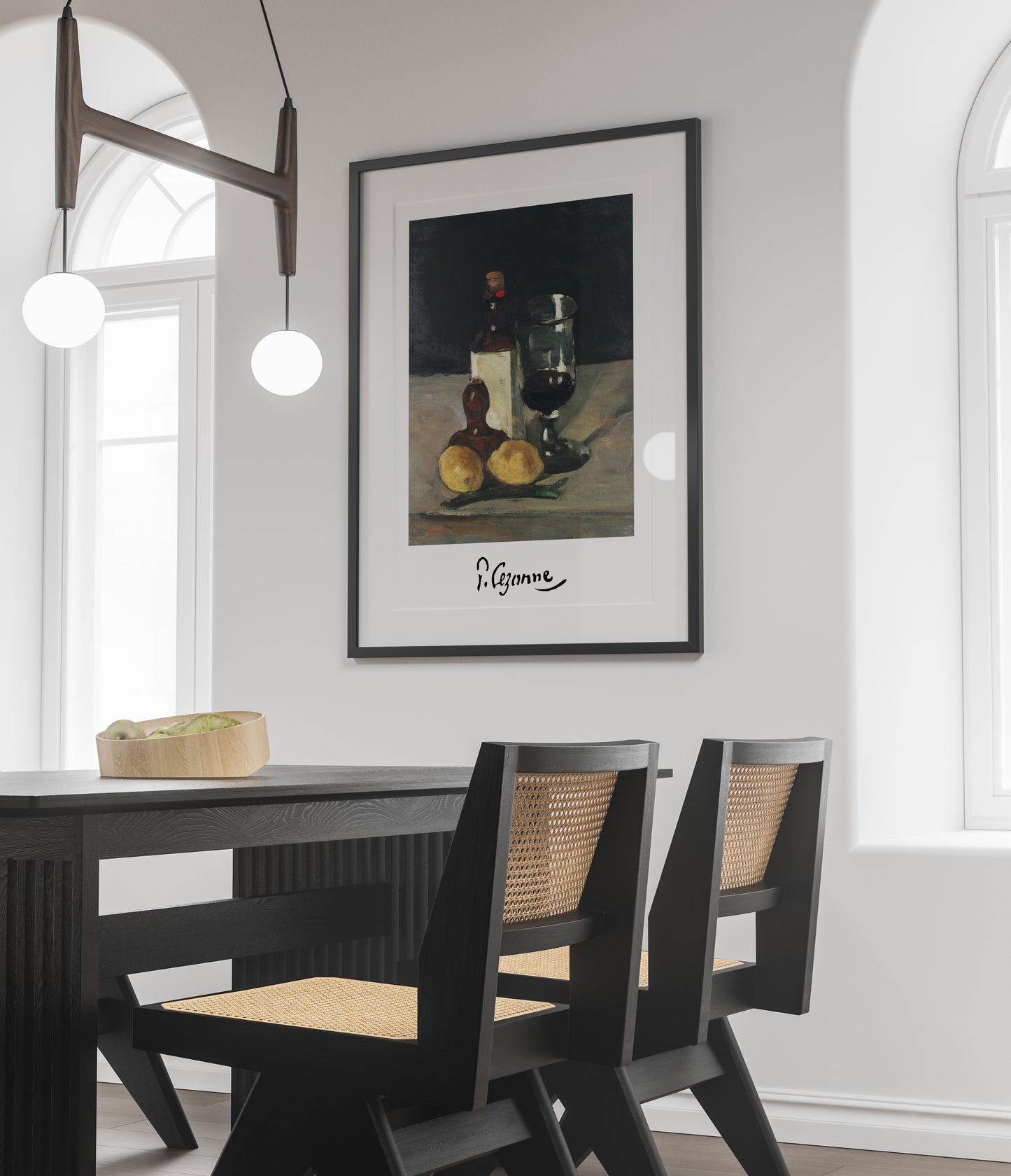 Affiche Cézanne nature morte en cadre noir au-dessus d'une table noire et de chaises cannées