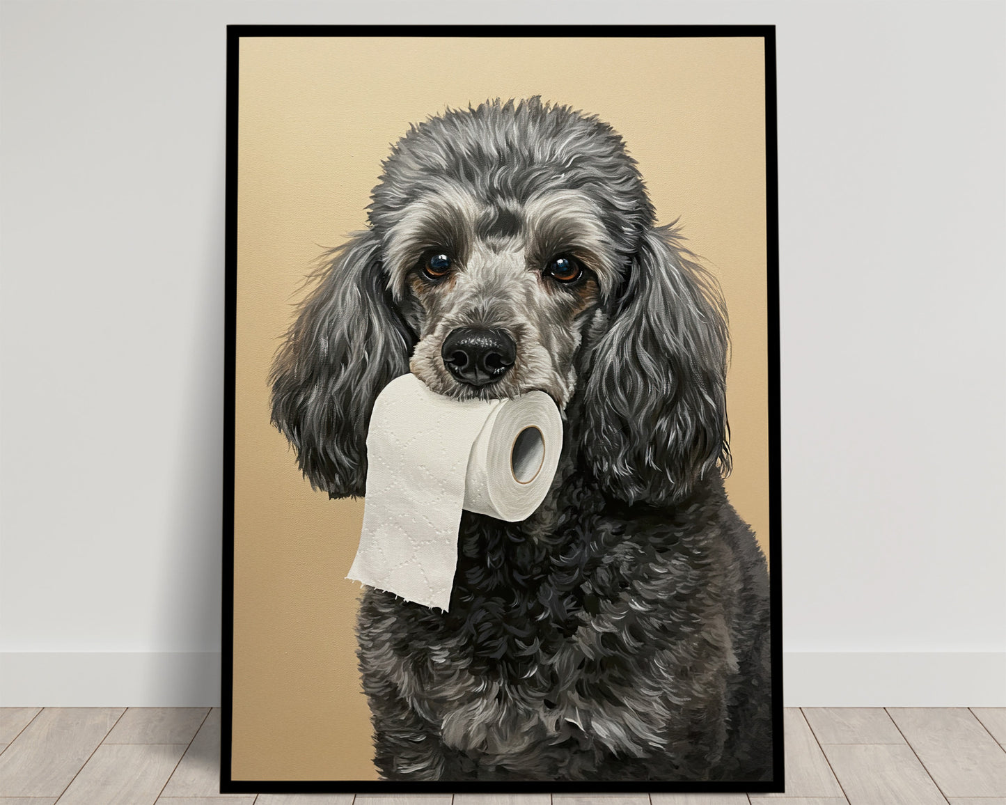 Caniche gris argenté tenant un rouleau de papier toilette dans la gueule, fond sable, poster humour WC en cadre noir