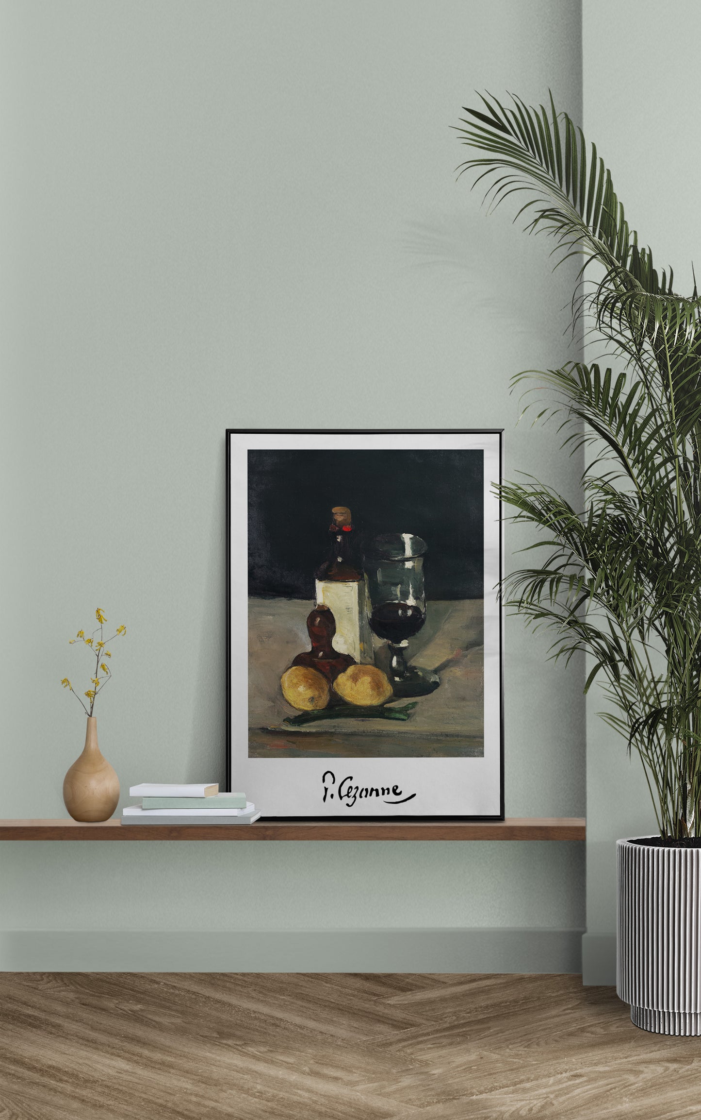 Affiche Cézanne nature morte en cadre noir sur une étagère, mur vert sauge et palmier