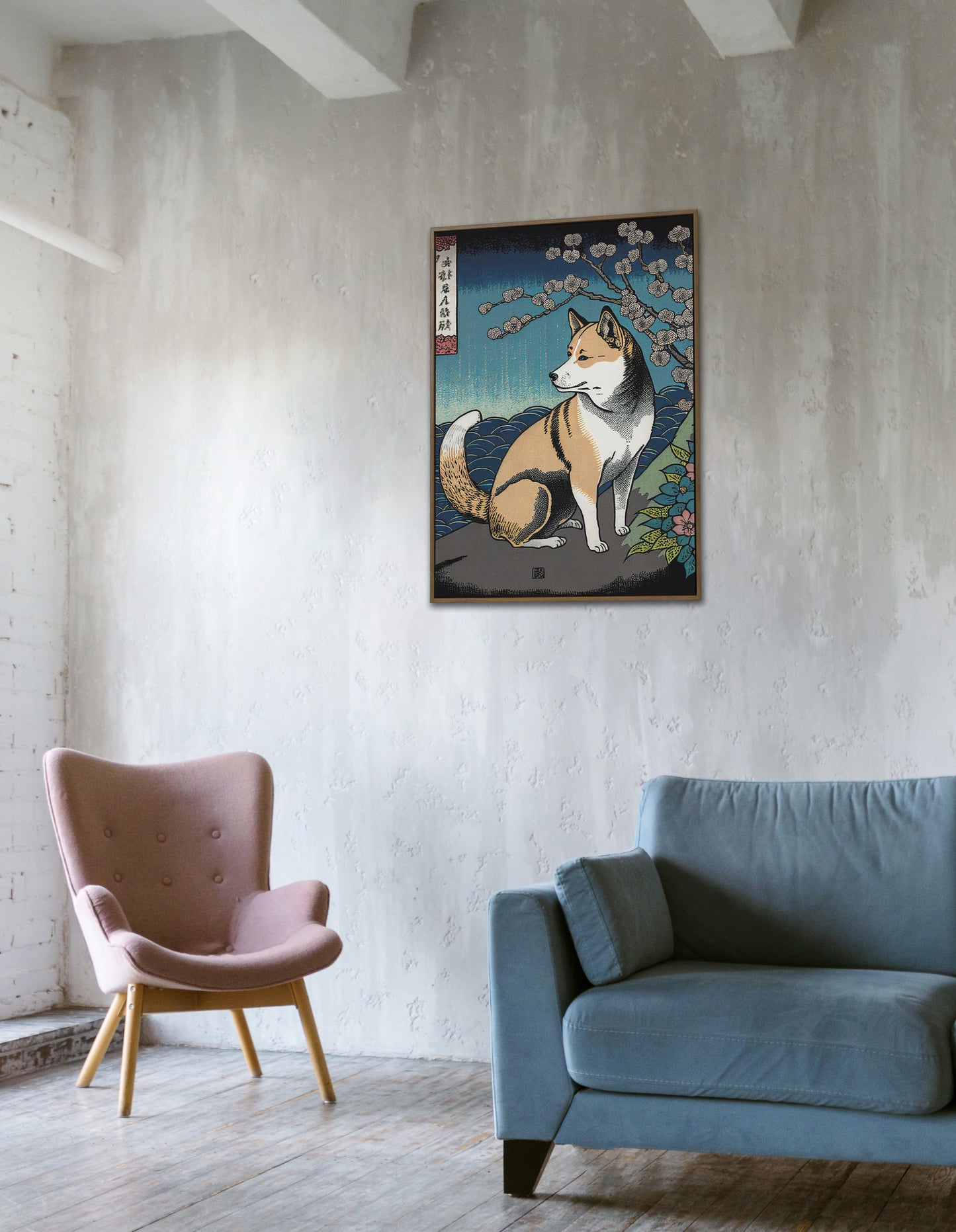Affiche shiba inu ukiyo-e accrochée sur un mur en béton, fauteuil rose et canapé bleu