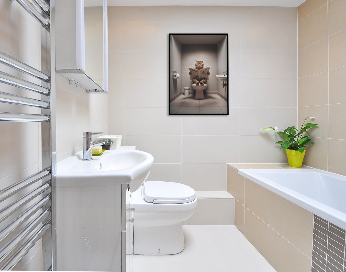 Affiche chat British Shorthair brun tigré en cadre noir au-dessus du lavabo, salle de bain avec baignoire