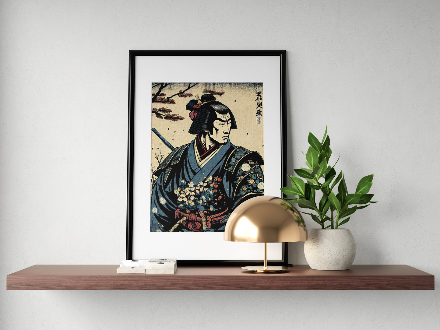 Affiche samouraï, cadre noir et passe-partout sur une étagère en bois, lampe dorée et plante