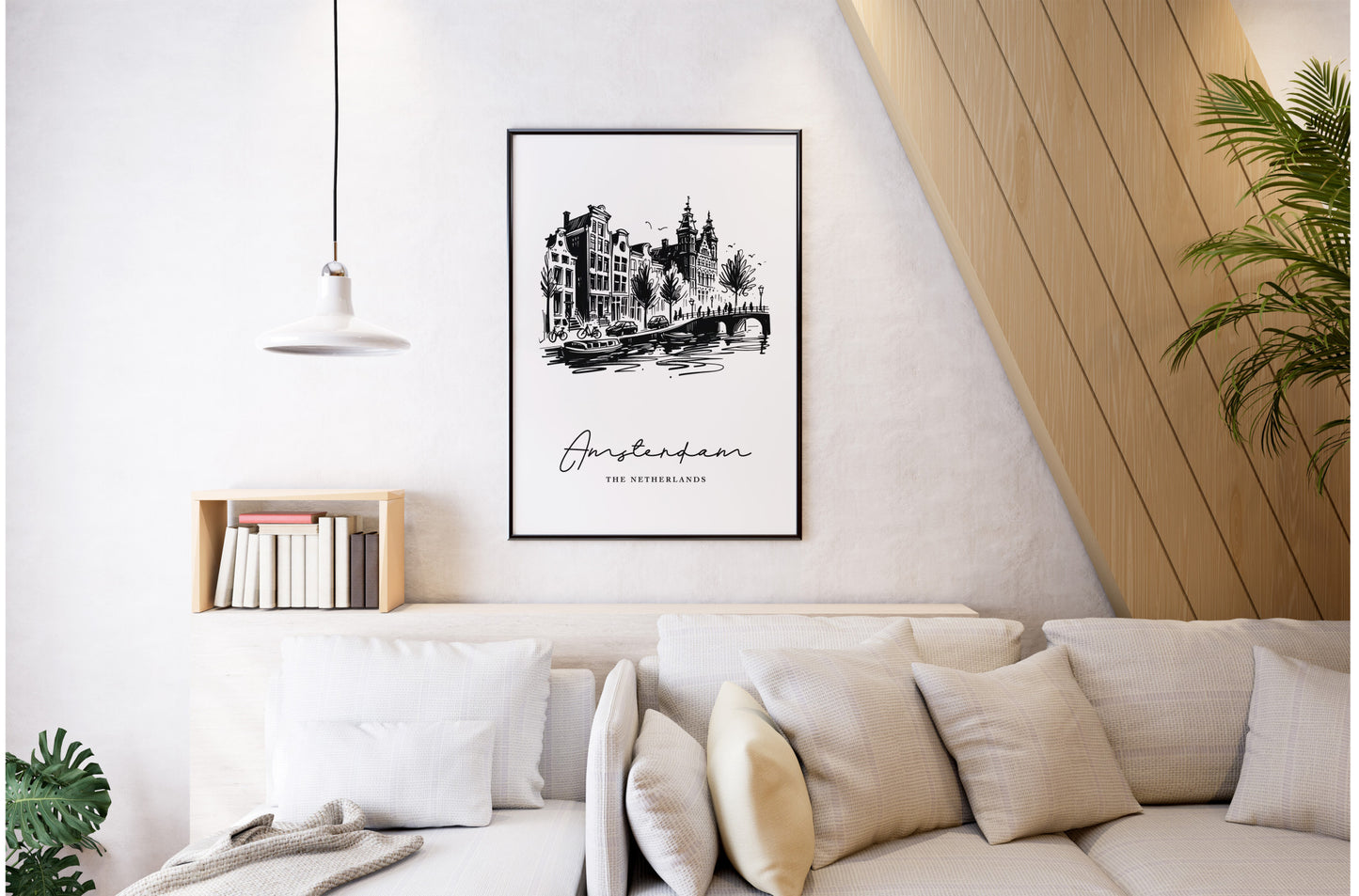 Poster des canaux d'Amsterdam en cadre noir au-dessus d'un canapé blanc, salon clair avec suspension