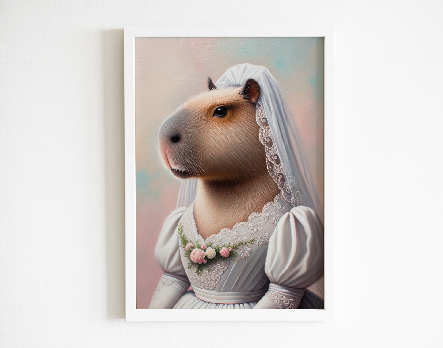 Poster capybara mariée aux tons pastel en cadre blanc sur un mur blanc