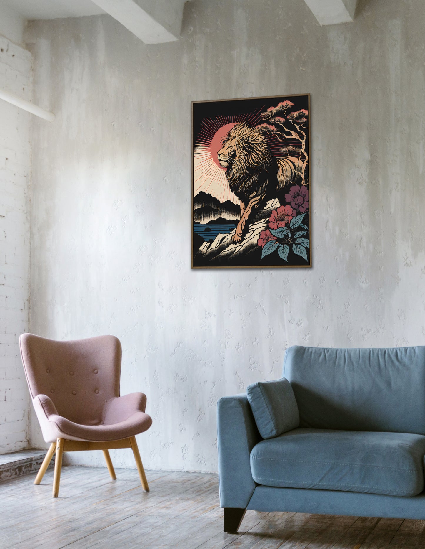 Affiche lion ukiyo-e accrochée sur un mur en béton, fauteuil rose et canapé bleu