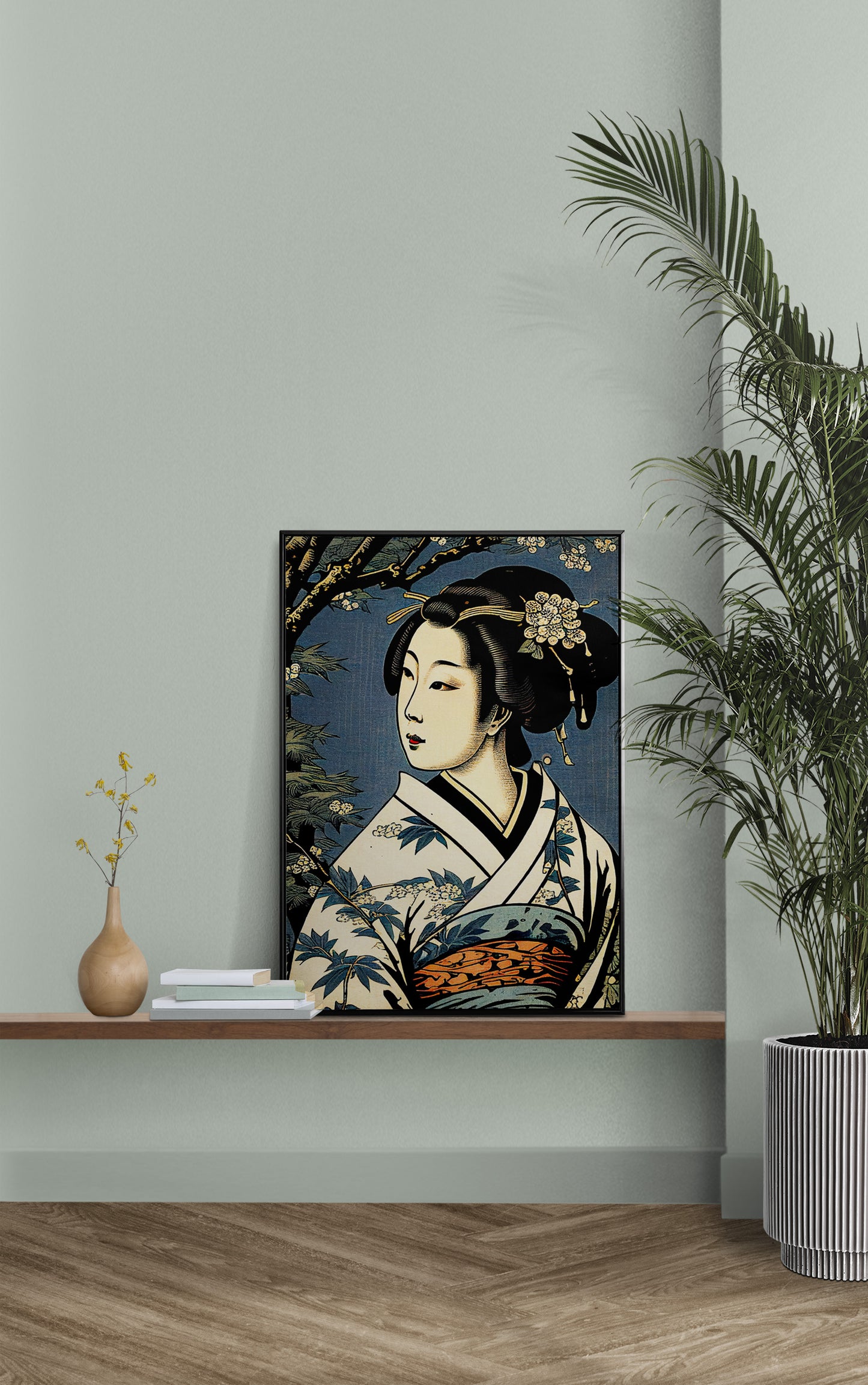 Poster geisha au kimono crème posé sur une étagère murale, mur vert sauge et palmier