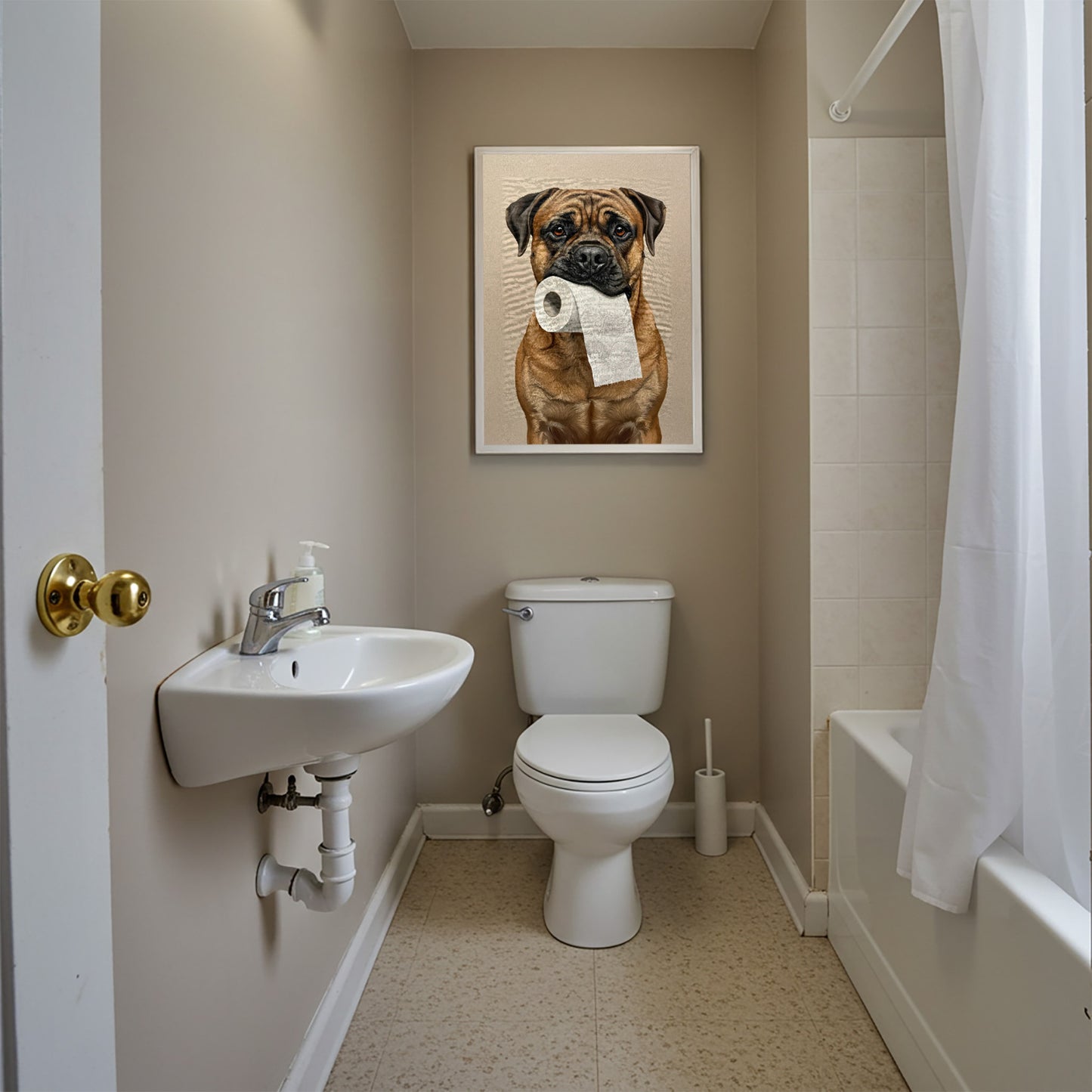 Poster humour WC Bullmastiff encadré au-dessus des toilettes, salle de bain beige et rideau de douche