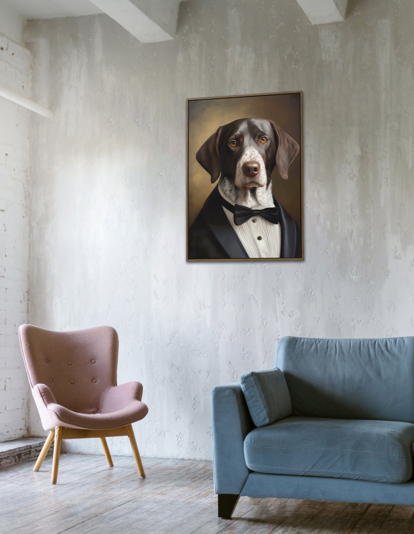 Poster braque à poil court en smoking accroché sur un mur en béton, fauteuil rose et canapé bleu