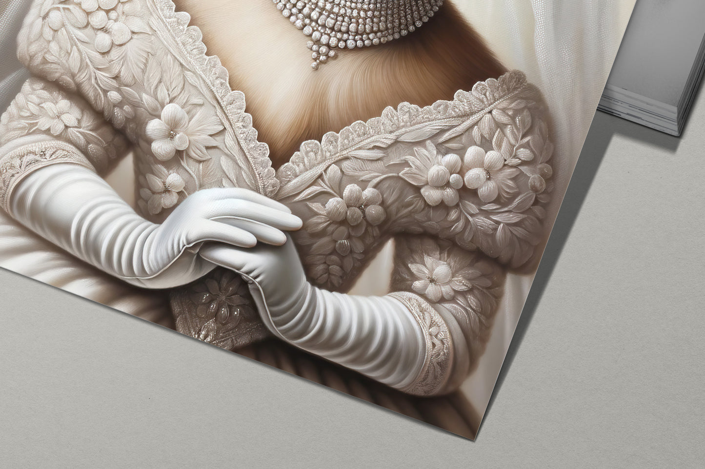 Détail du poster teckel en robe de mariée : gants blancs, dentelle fleurie et perles