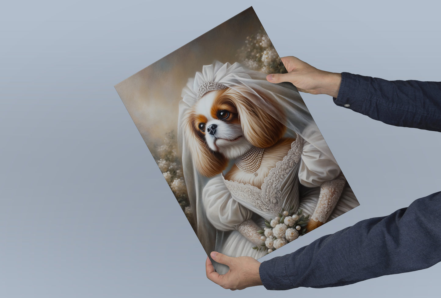 Poster chien Cavalier King Charles mariée tenu à deux mains devant un fond bleu-gris