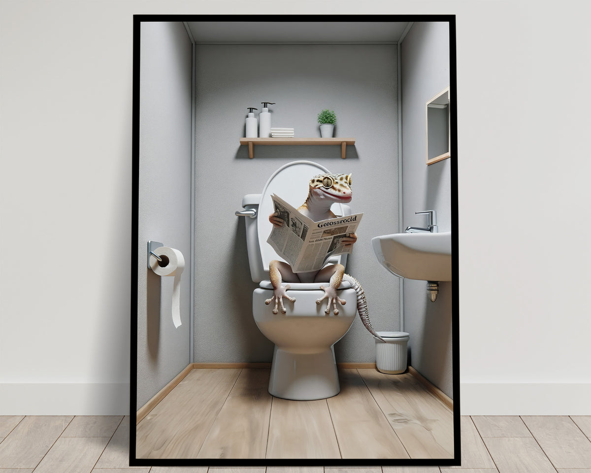 Lézard tacheté assis sur les toilettes lisant le journal, étagère avec plante, WC gris clair