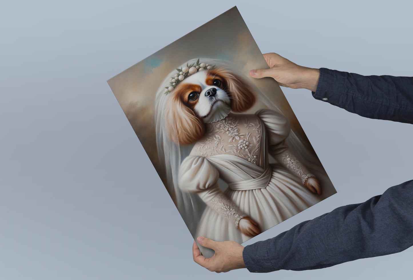 Poster Cavalier King Charles mariée tenu à deux mains devant un fond bleu-gris