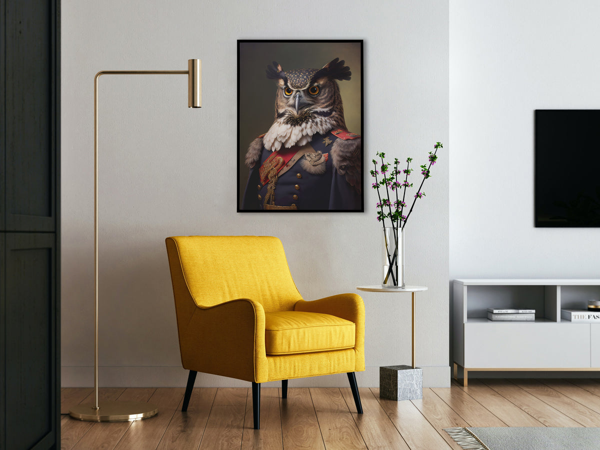 Poster hibou en uniforme militaire, cadre noir, au-dessus d'un fauteuil jaune près d'un lampadaire doré