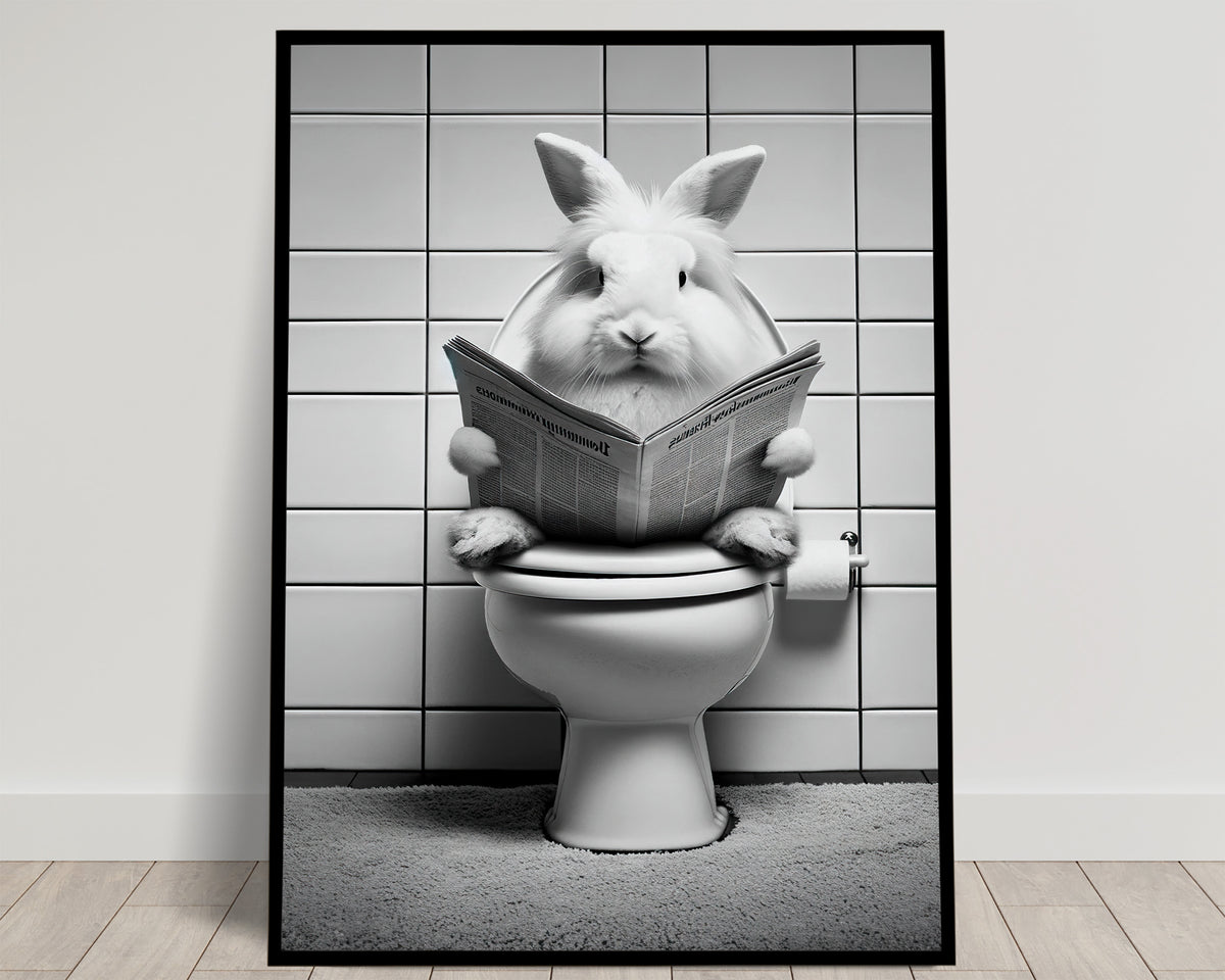 Lapin blanc assis sur les toilettes lisant le journal devant un mur carrelé, illustration noir et blanc