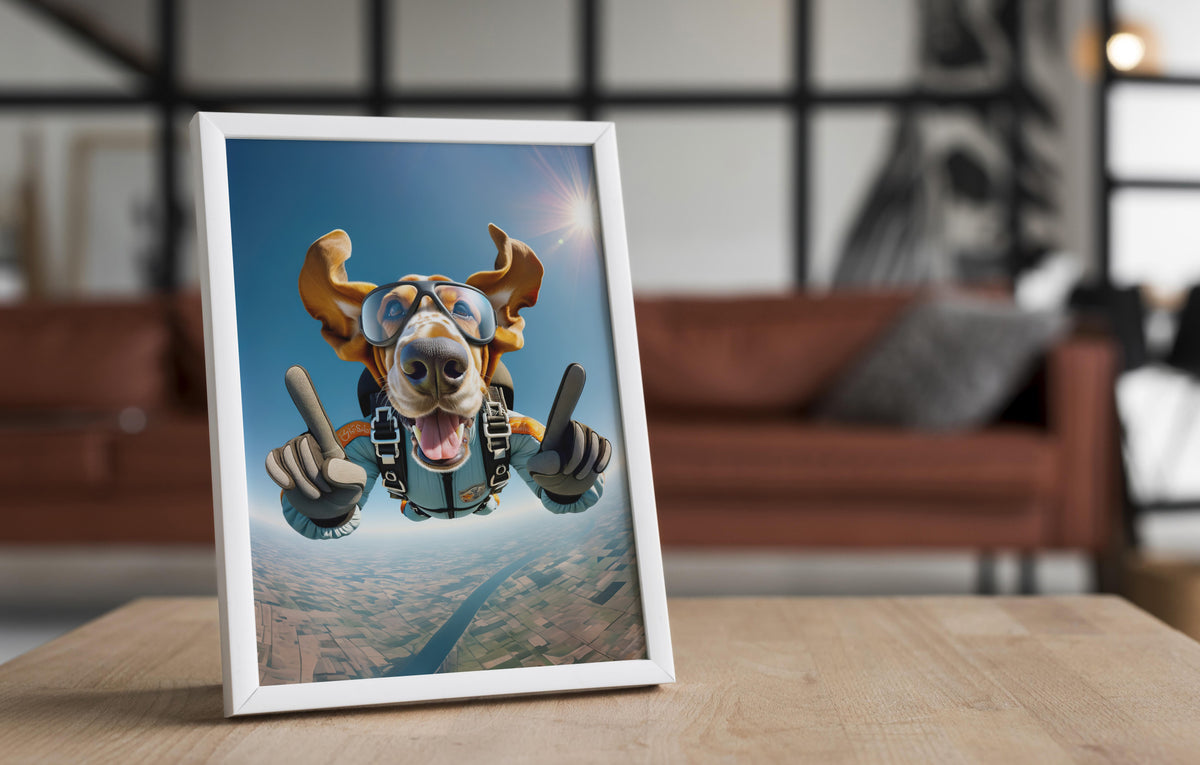 Poster Basset Hound en chute libre dans un cadre blanc posé sur une table en bois, salon avec canapé en cuir