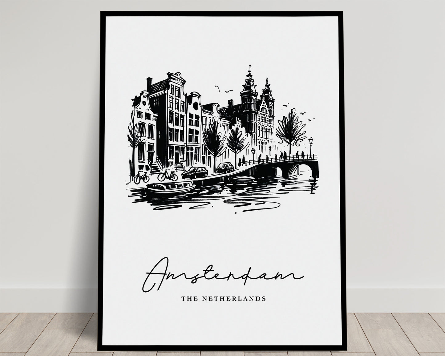 Croquis à l'encre des maisons à pignons le long d'un canal d'Amsterdam, pont, vélos et bateaux, poster Balthazart Studio
