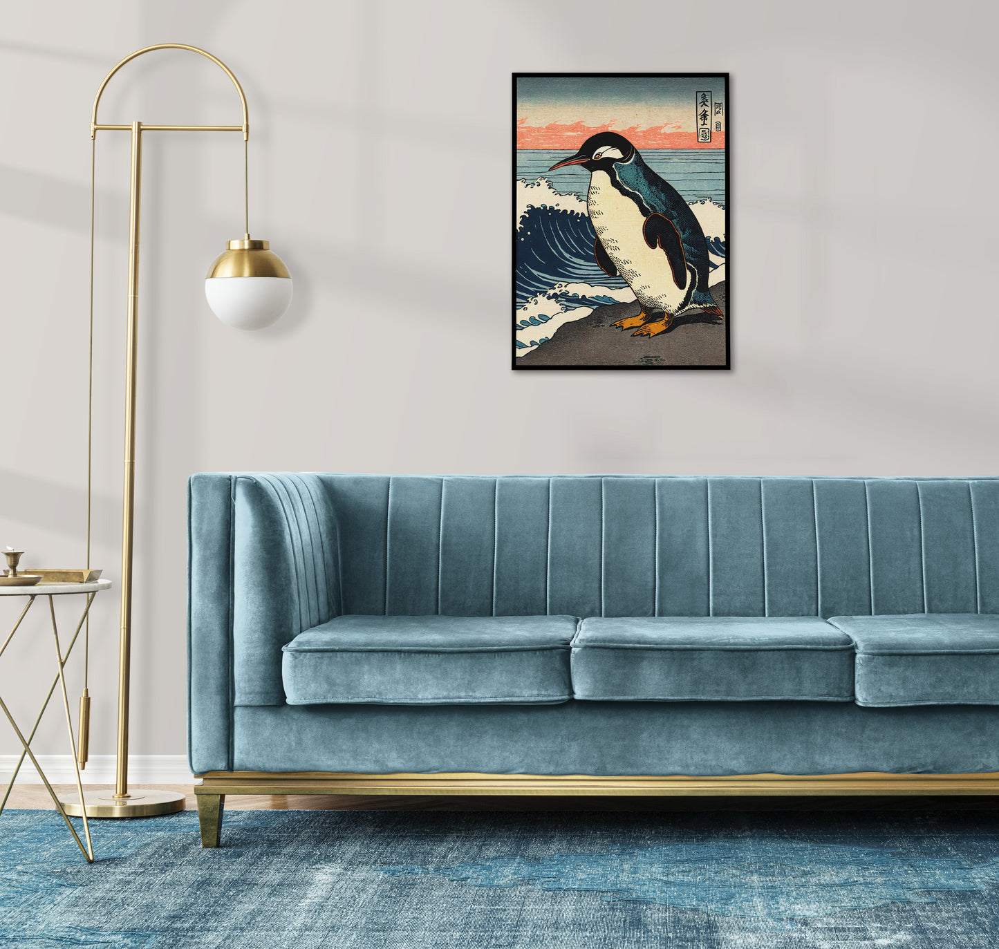 Affiche pingouin ukiyo-e, cadre noir au-dessus d'un canapé en velours bleu et d'un lampadaire doré
