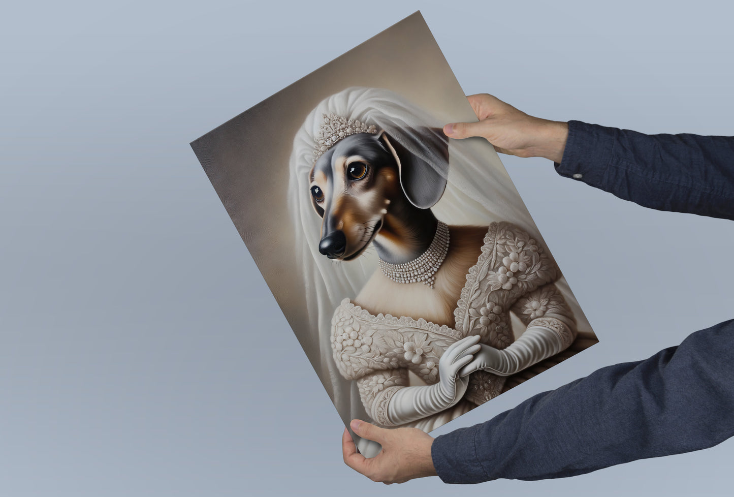 Poster teckel mariée tenu à deux mains devant un fond bleu-gris