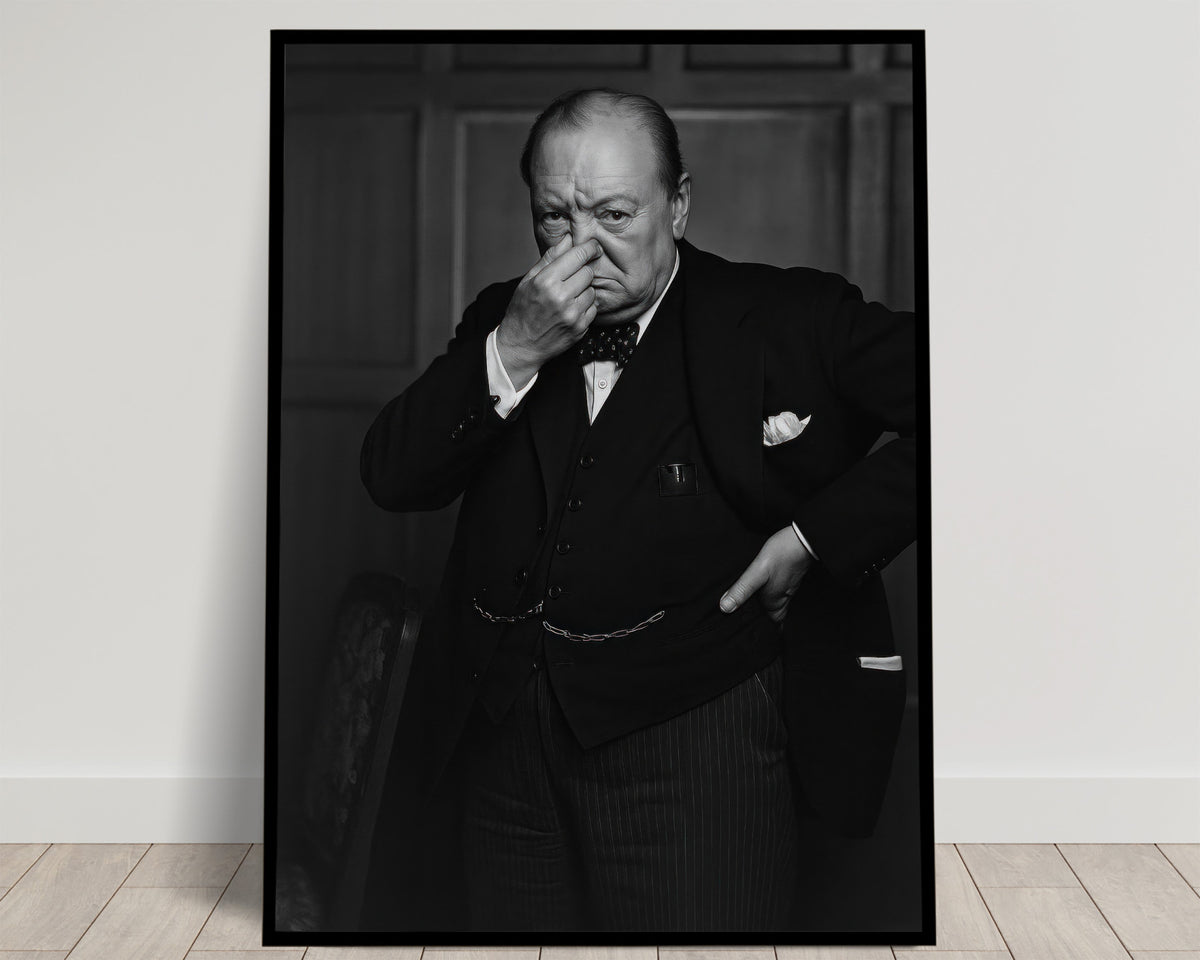 Portrait noir et blanc de Winston Churchill se pinçant le nez, costume sombre et nœud papillon, poster humour WC