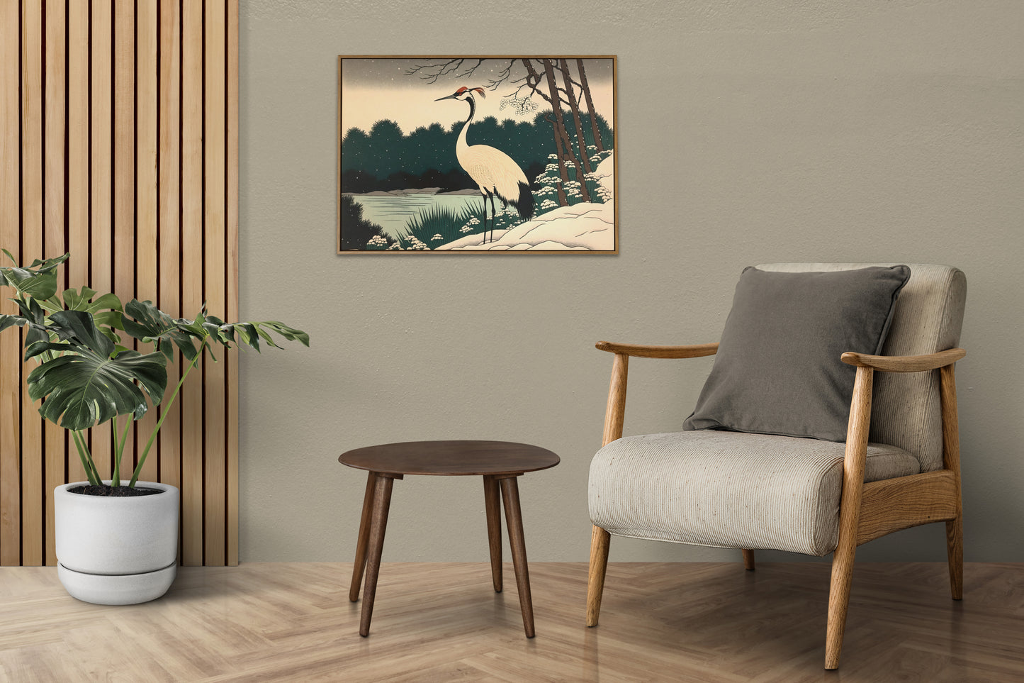 Poster grue du Japon sous la neige au-dessus d'un fauteuil en bois, mur à lames de bois