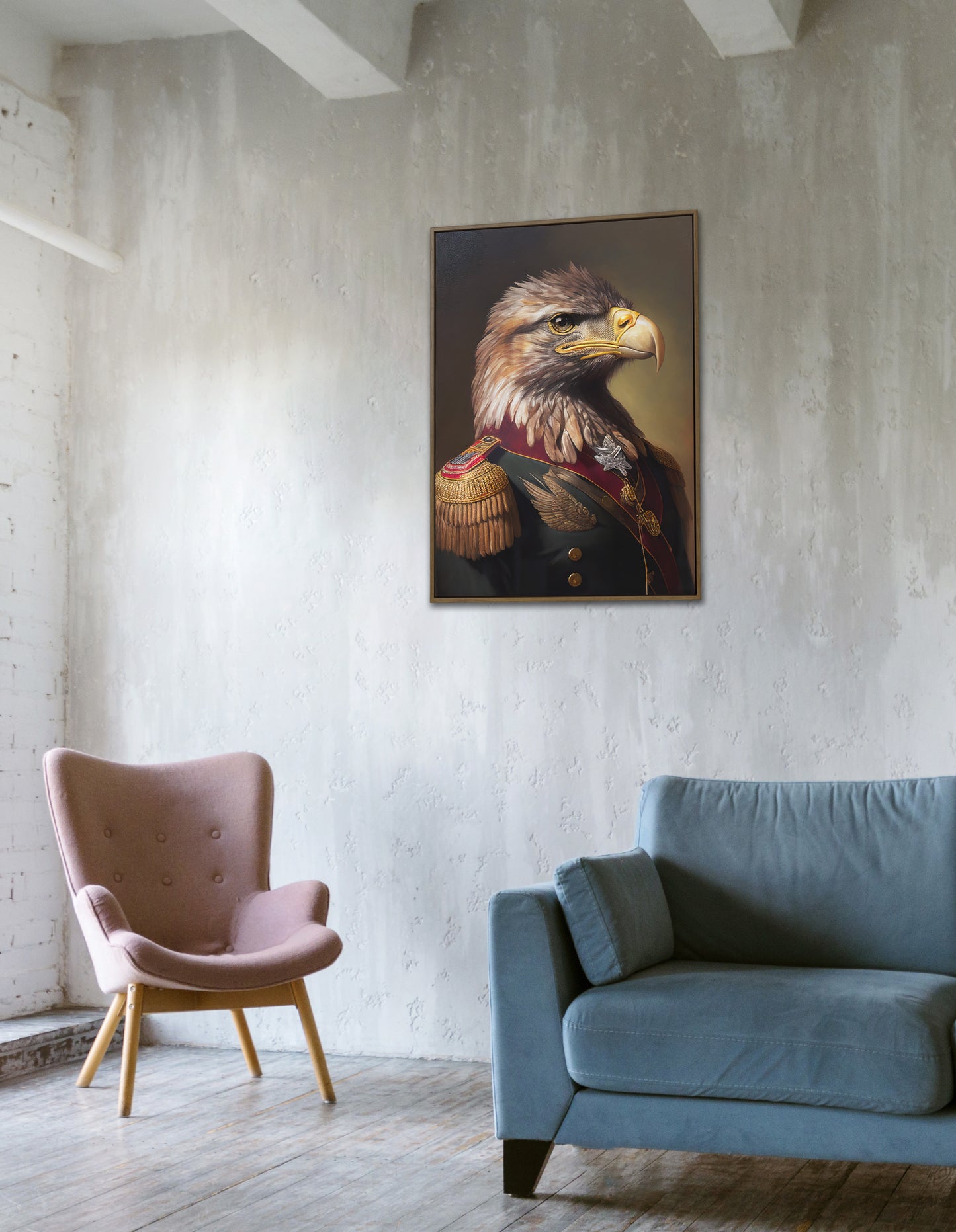 Poster aigle en uniforme militaire sur un mur blanchi, au-dessus d'un fauteuil rose et d'un canapé bleu
