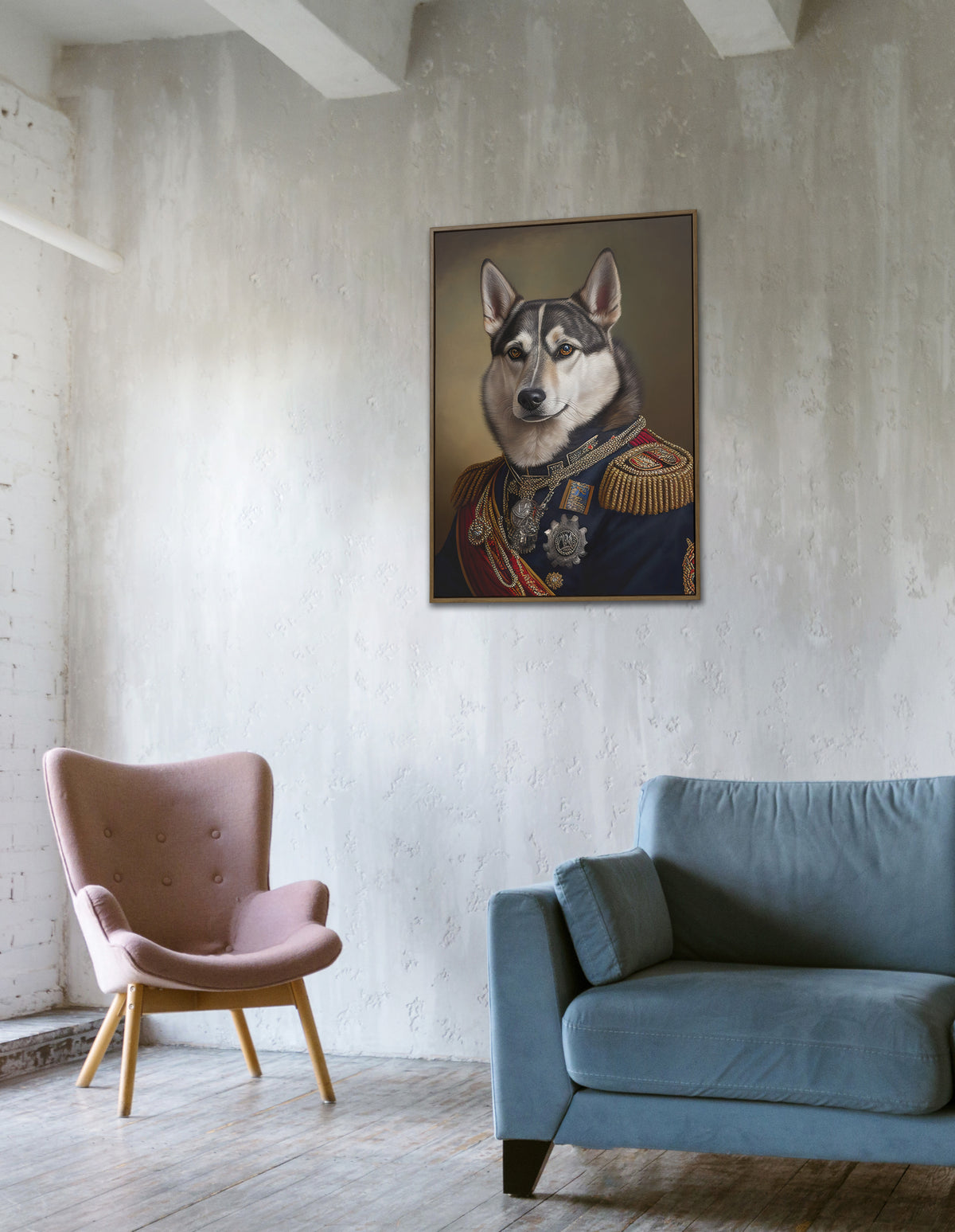 Poster husky en uniforme militaire sur un mur blanchi, au-dessus d'un fauteuil rose et d'un canapé bleu