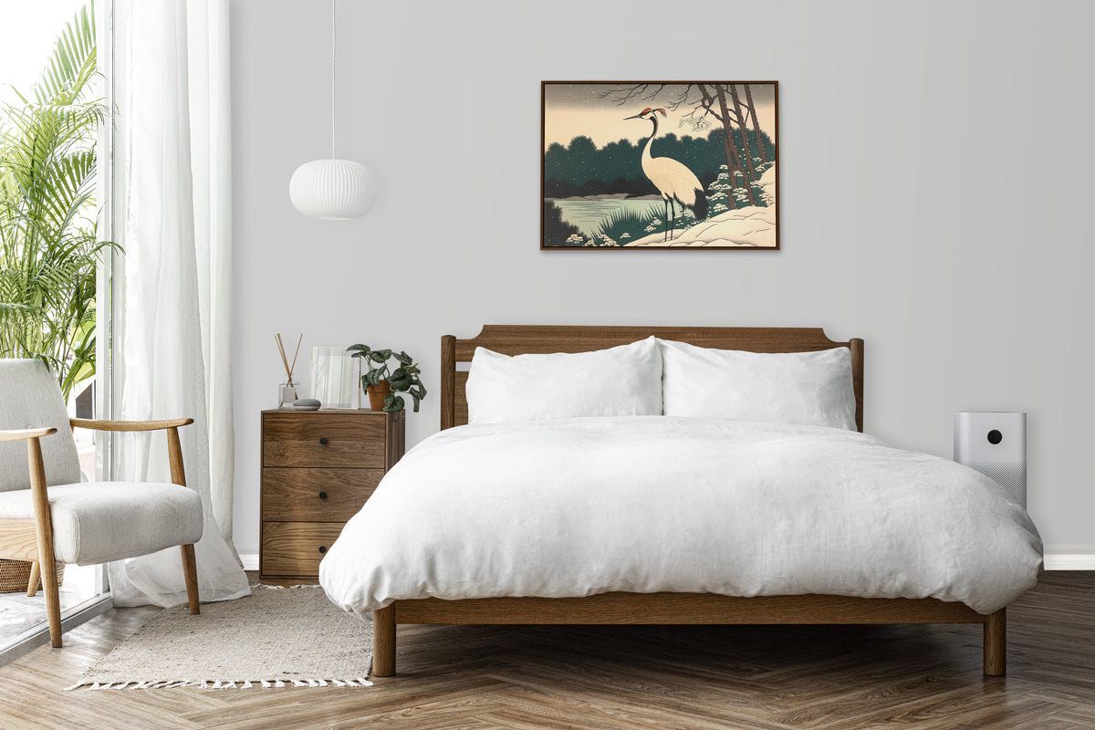 Poster grue du Japon sous la neige au-dessus d'un lit en bois, chambre blanche