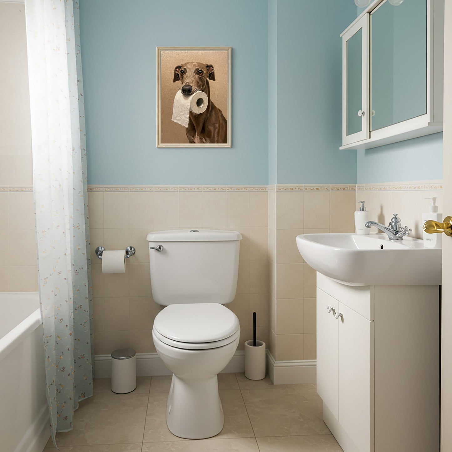 Poster lévrier au papier toilette sur un mur bleu ciel au-dessus des WC, lambris crème