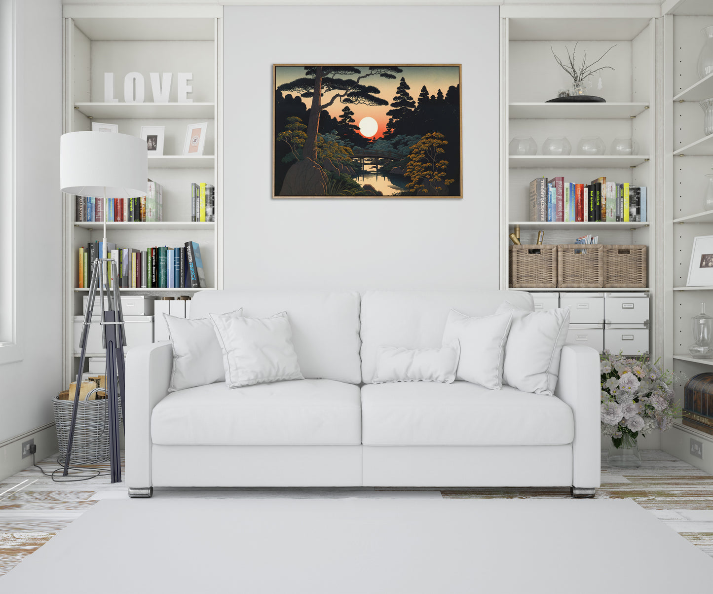 Poster jardin japonais au-dessus d'un canapé blanc, salon lumineux avec bibliothèques
