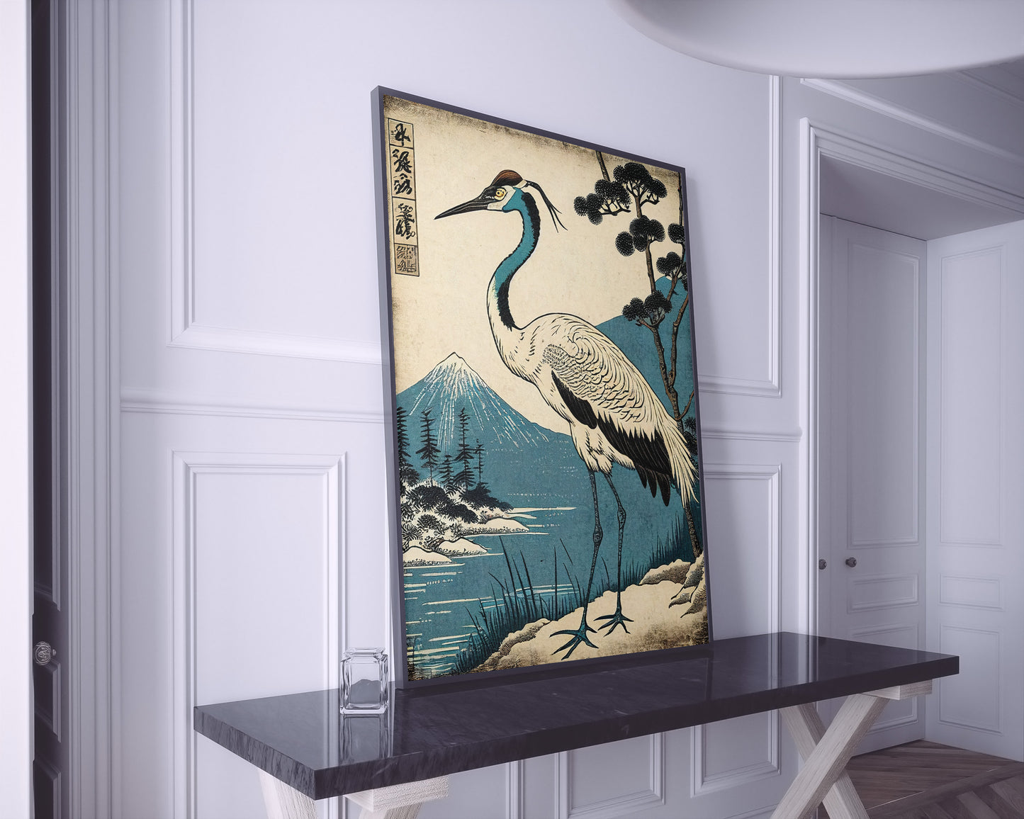 Grand poster grue du Japon posé sur une console en marbre noir, pièce blanche à moulures