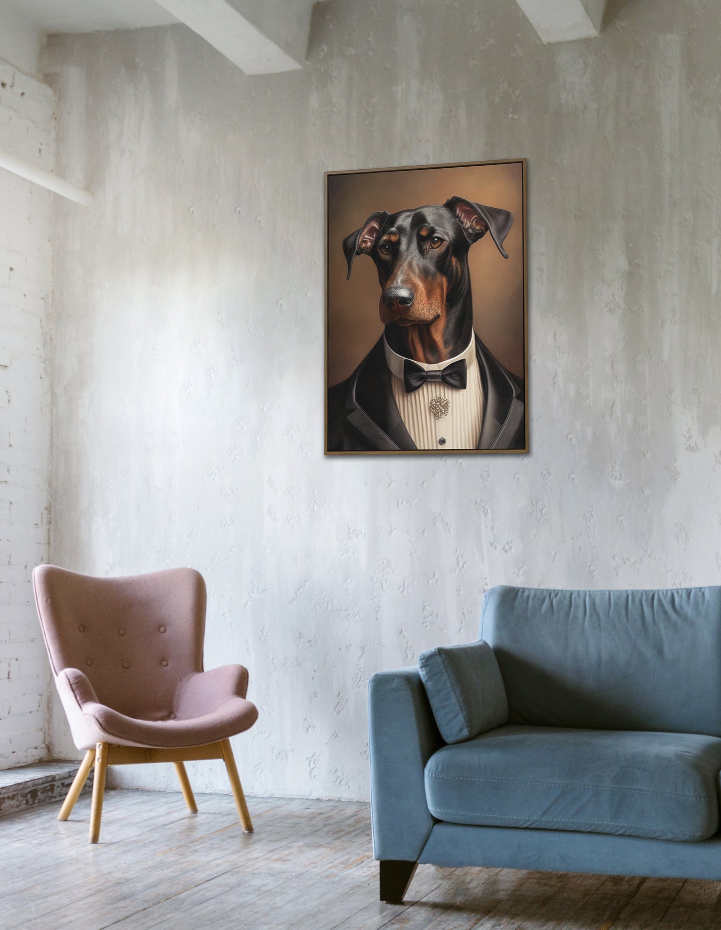 Poster doberman en smoking accroché sur un mur en béton, fauteuil rose et canapé bleu