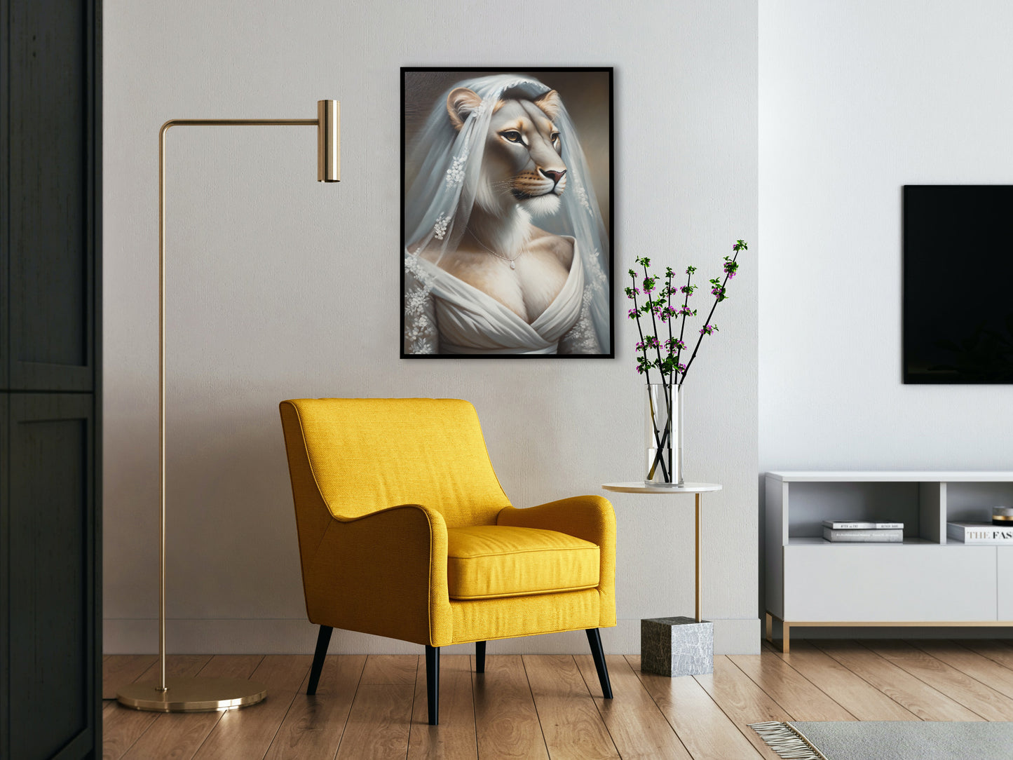 Poster lionne en robe de mariée, cadre noir au-dessus d'un fauteuil jaune dans un salon lumineux