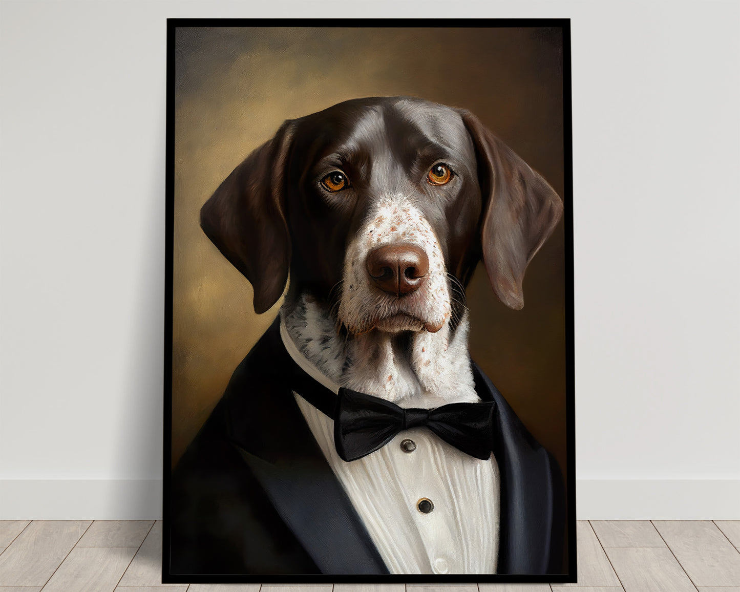 Portrait d'un braque à poil court brun et blanc moucheté en smoking et nœud papillon, poster Balthazart Studio