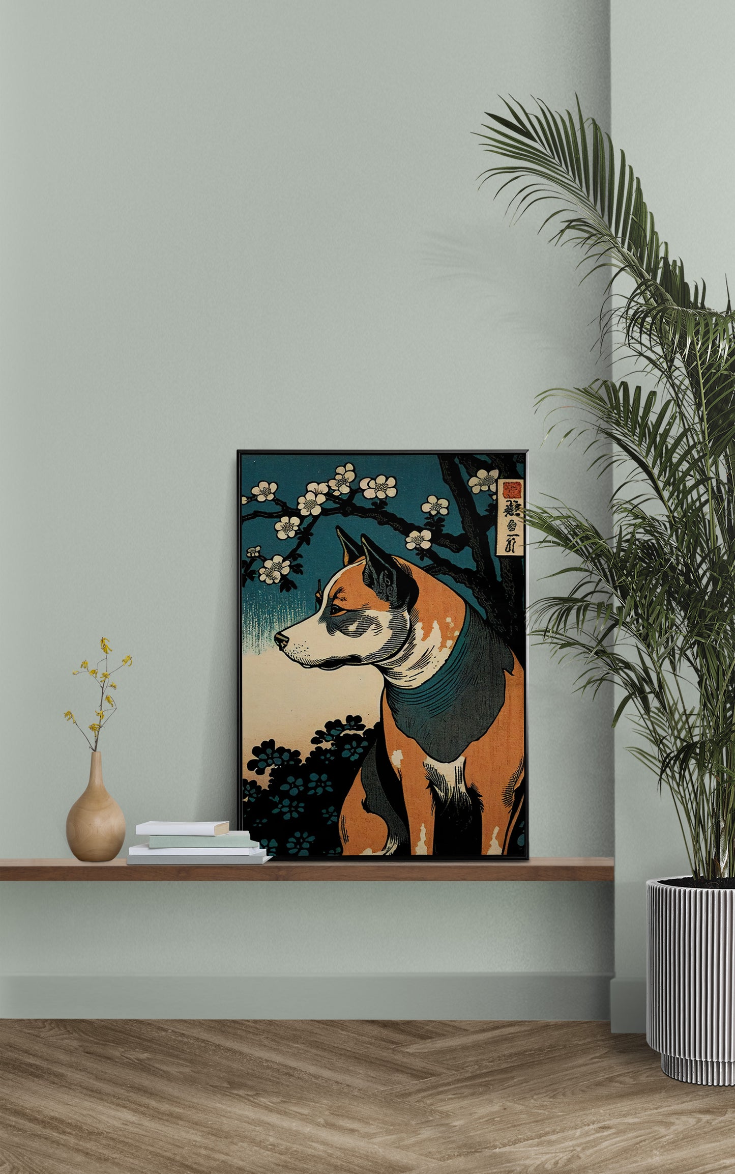 Poster chien ukiyo-e posé sur une étagère murale, mur vert sauge et palmier en pot