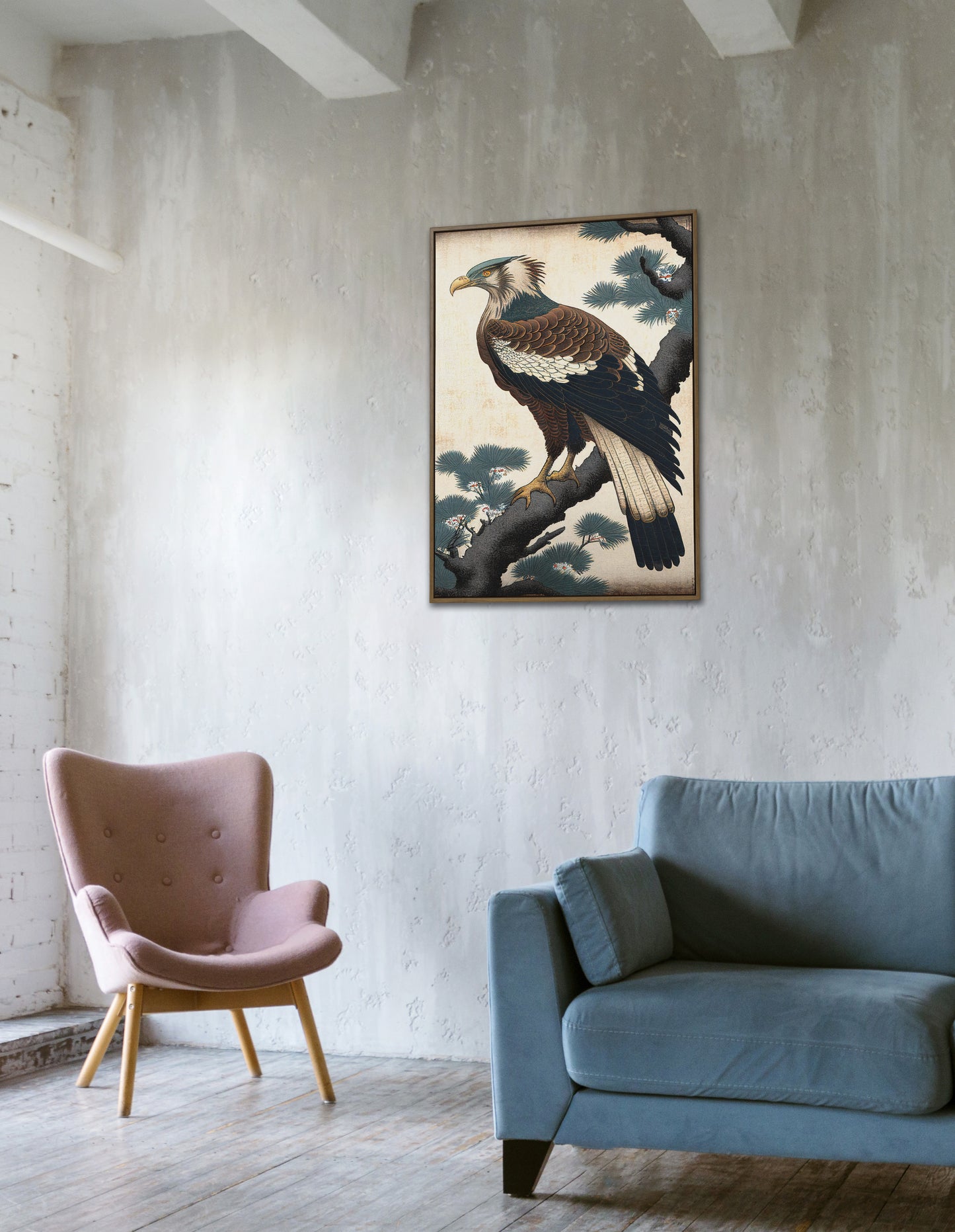 Poster aigle ukiyo-e accroché sur un mur en béton, fauteuil rose et canapé bleu