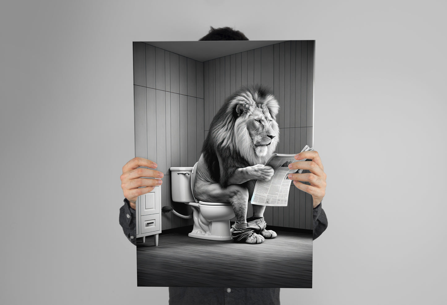 Lion Reading on Toilet Poster - Black and White Funny Bathroom Wall Art - Unique WC Decor - Fun Gift Idea
