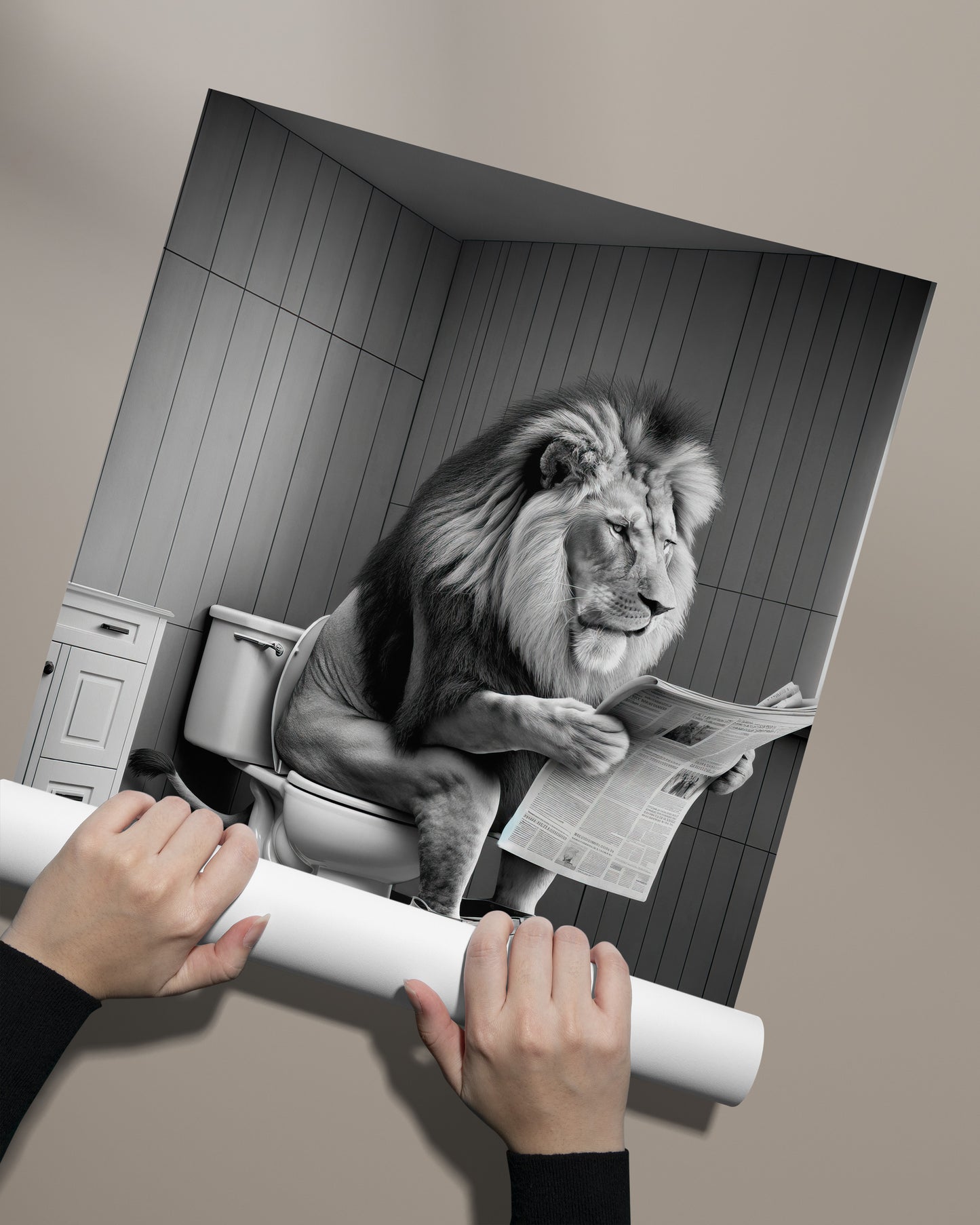 Lion Reading on Toilet Poster - Black and White Funny Bathroom Wall Art - Unique WC Decor - Fun Gift Idea