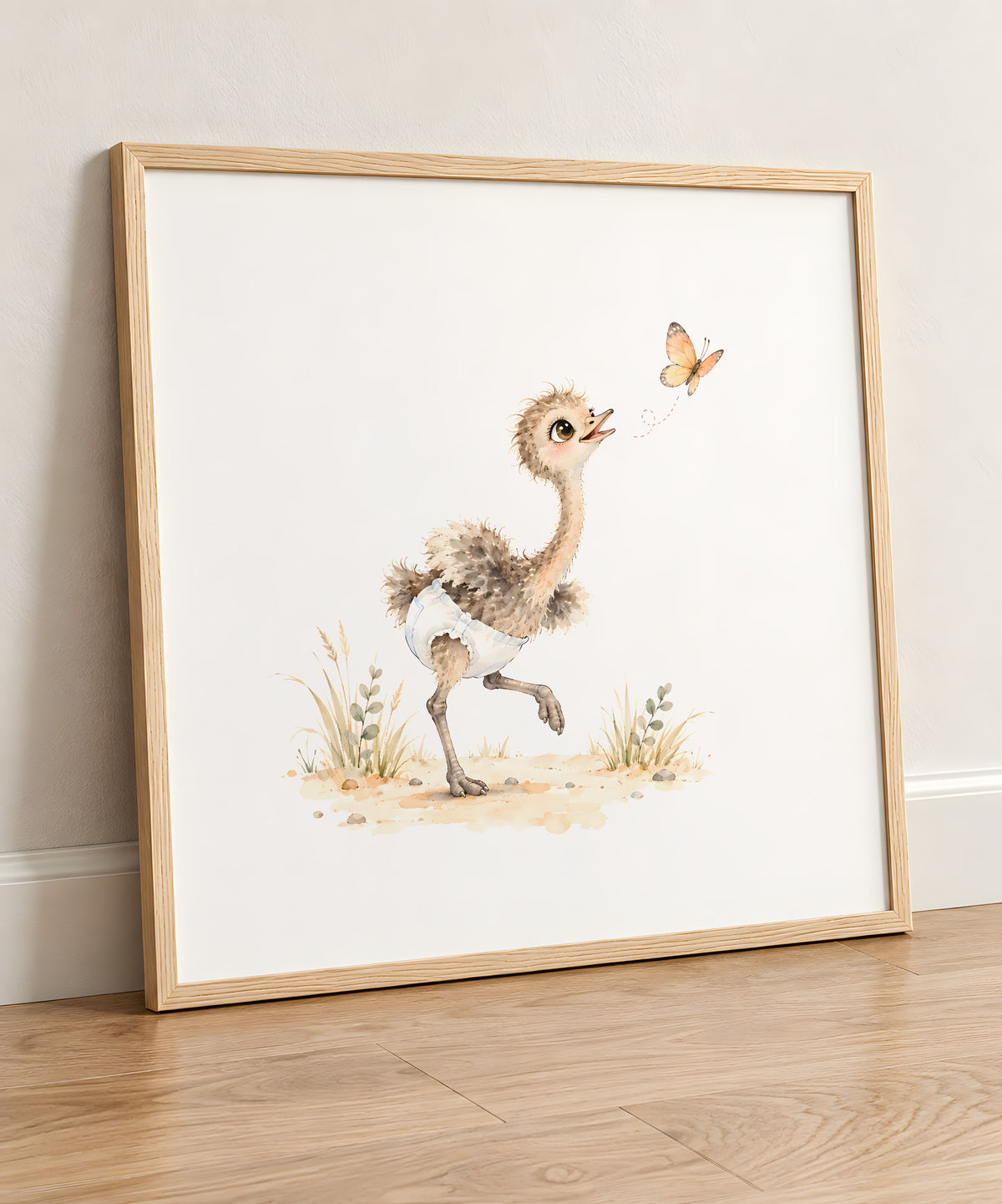 Bébé autruche en couche blanche court après un papillon : cadre bois clair, 50 × 50 cm, en situation
