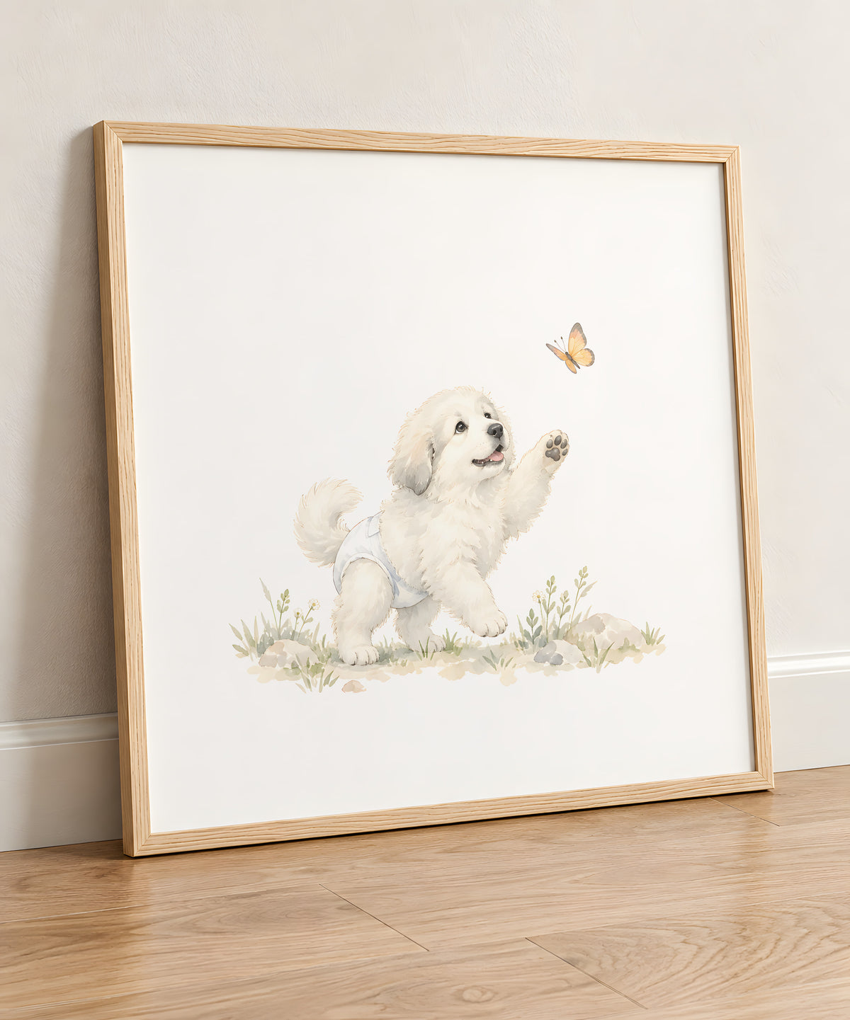 Chiot de montagne des Pyrénées en couche blanche poursuivant un papillon : cadre bois clair, 50 × 50 cm, en situation