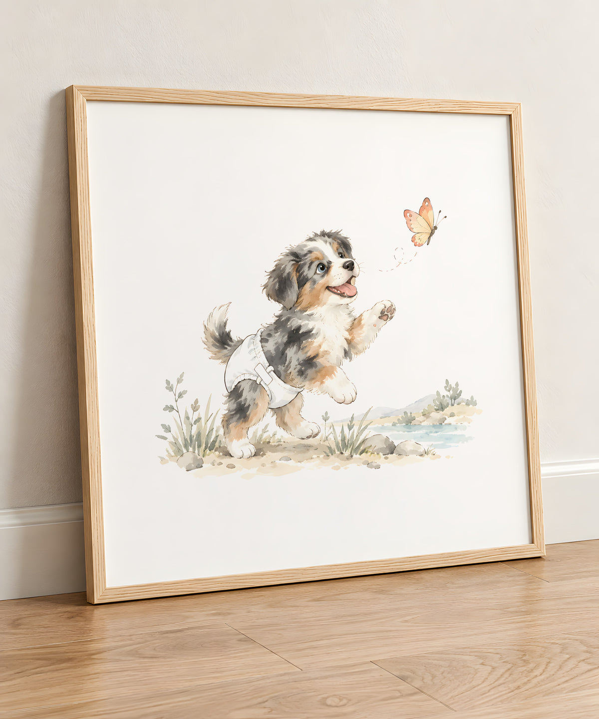Bébé berger australien en couche blanche à la poursuite d’un papillon : cadre bois clair, 50 × 50 cm, en situation